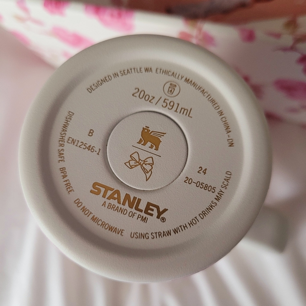 Stanley x LoveShackFancy 20oz Ribbon Rosa - Picture 7 of 9